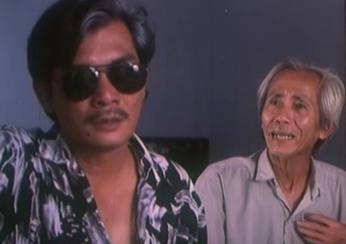 Tài tử Thương Tín (trái) năm 36 tuổi trong phim Người đi tìm dĩ vãng (sản xuất năm 1992).