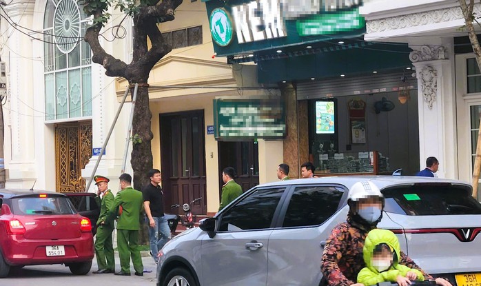 Cảnh sát rời đi khi hoàn thành nhiệm vụ tại 1 ngôi nhà khác trên phố Lê Hoàn