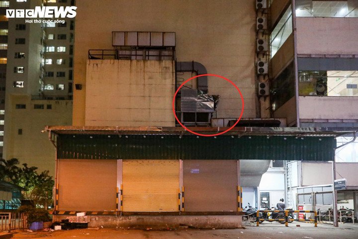 Khi cháu bé rơi từ tầng cao xuống vướng vào tấm tôn nhô ra, giúp giảm đáng kể lực va đập và may mắn giữ được tính mạng. (Ảnh: Minh Đức)