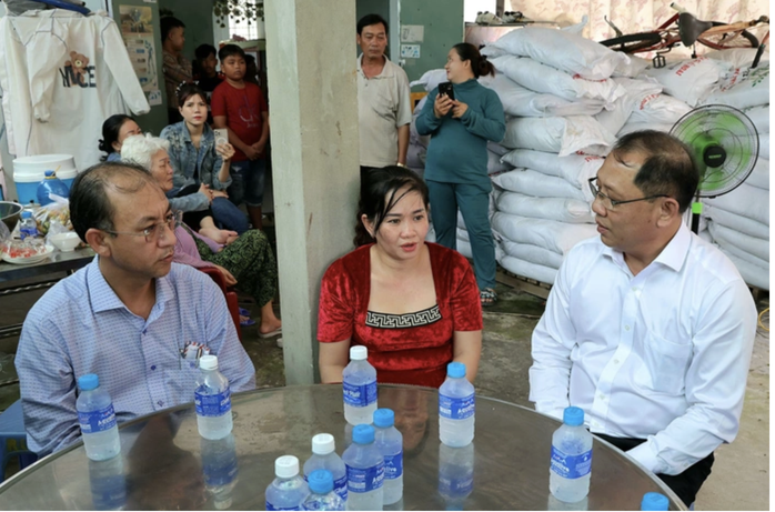 Ông Trần Chí Hùng (bìa phải), Phó Chủ tịch UBND TP Cần Thơ, thăm hỏi gia đình học sinh bị điện giật tử vong