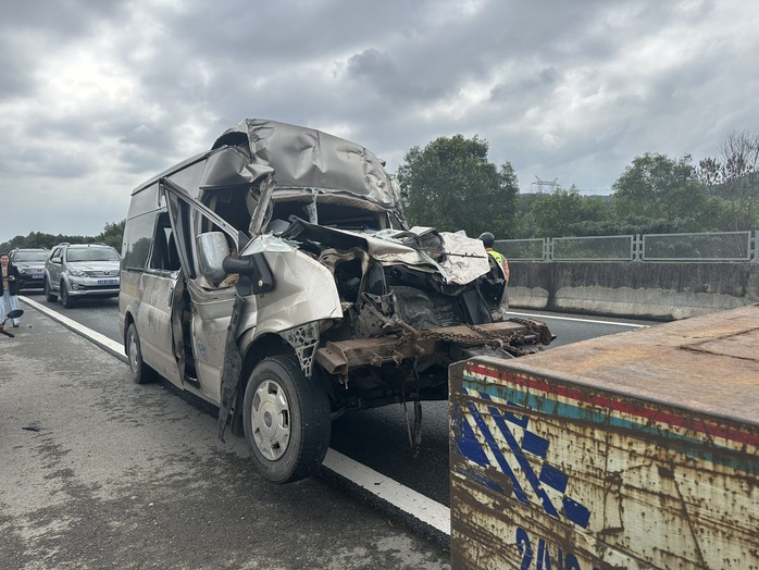 Chiếc xe khách 16 chỗ bị hư hỏng nặng sau tai nạn