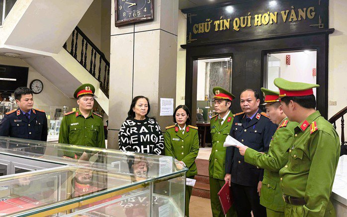 Cơ quan Cảnh sát điều tra Công an tỉnh Thanh Hóa tống đạt quyết định khởi tố, bắt tạm giam đối với bà Lê Thị Thu Hương. Ảnh: Công an Thanh Hóa