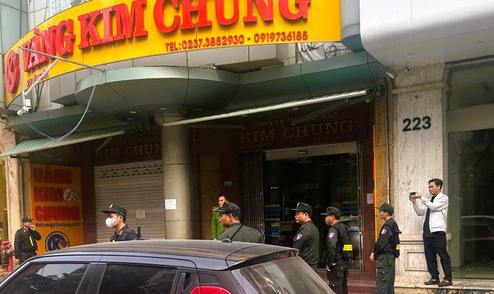 Công an thực thi công vụ tại tiệm vàng Kim Chung chiều 9-12