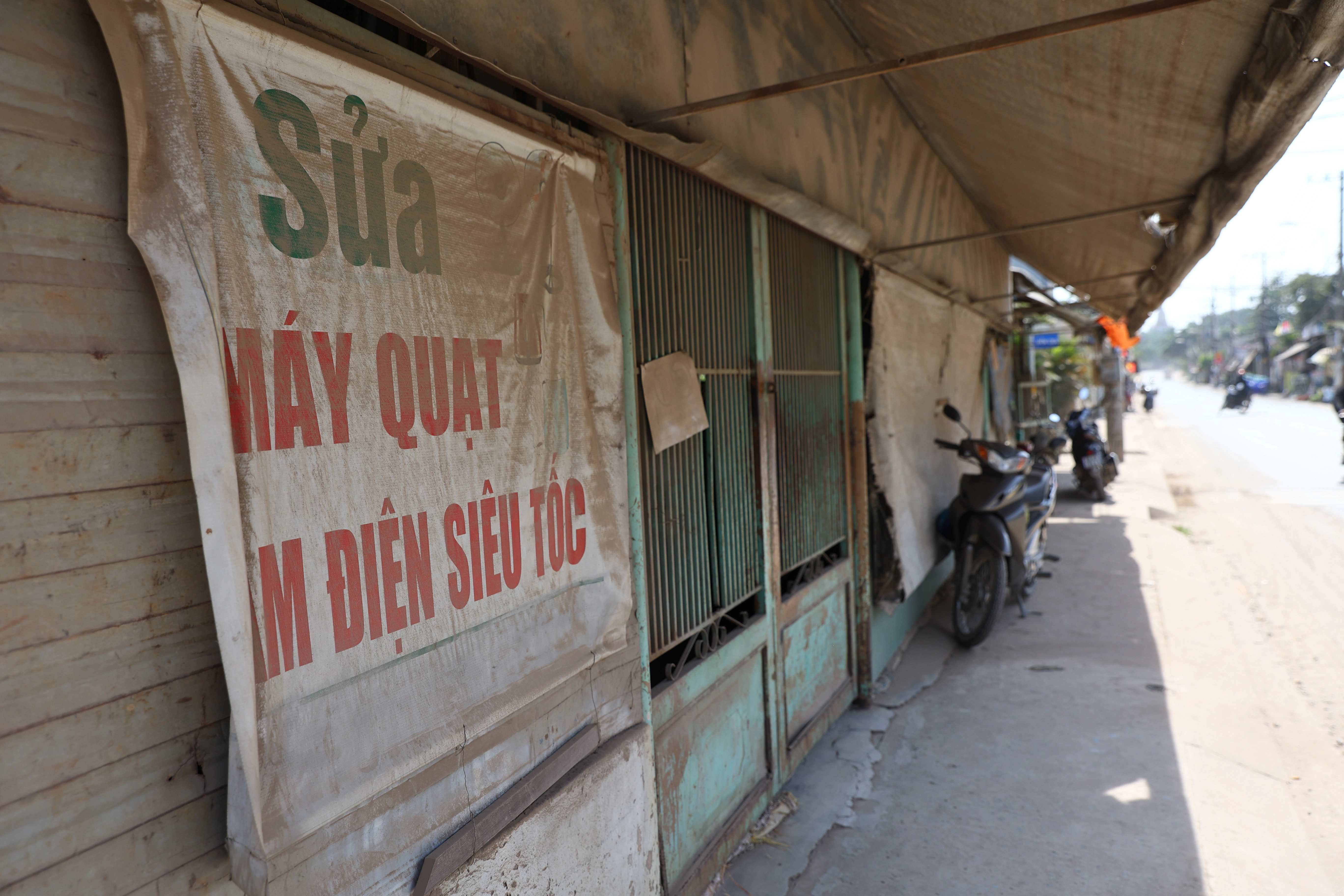 Bụi mịt mù trên đường gần công trường Vành đai 3 TP HCM - 6