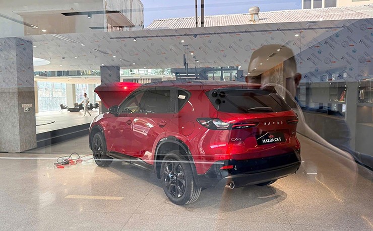 Mazda CX-5 thế hệ mới, CX-60 và CX-90 xuất hiện trong một showroom còn đang hoàn thiện tại Việt Nam
