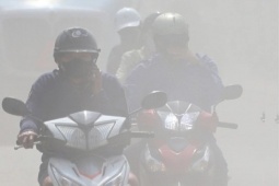 Bụi mịt mù trên đường gần công trường Vành đai 3 TP HCM