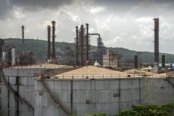 Giá dầu tiếp tục đứng ở mức thấp do thừa cung