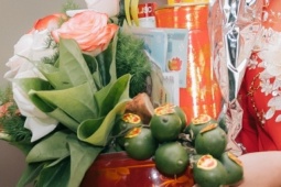 Mẹ chồng 'keo kiệt' mang sính lễ khiến cô dâu sững sờ, rơi nước mắt