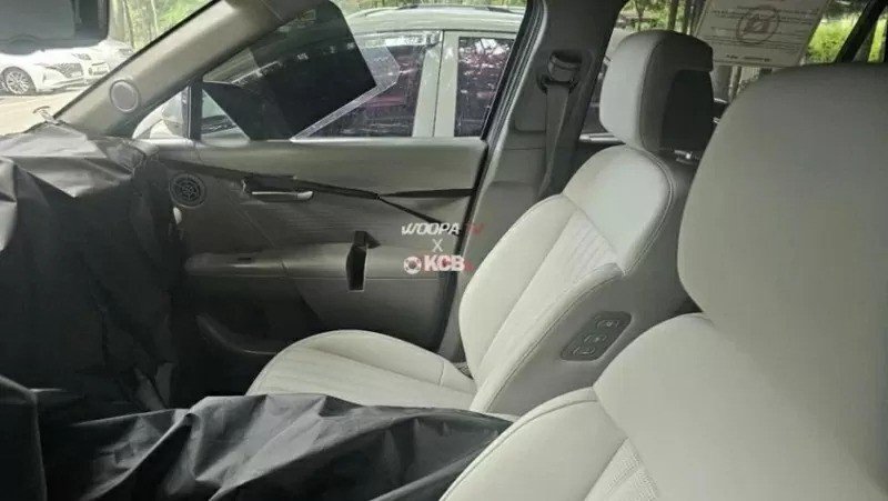 Bên trong xe Hyundai tiếp tục nâng cấp chất liệu nội thất và trang bị công nghệ giải trí hiện đại.