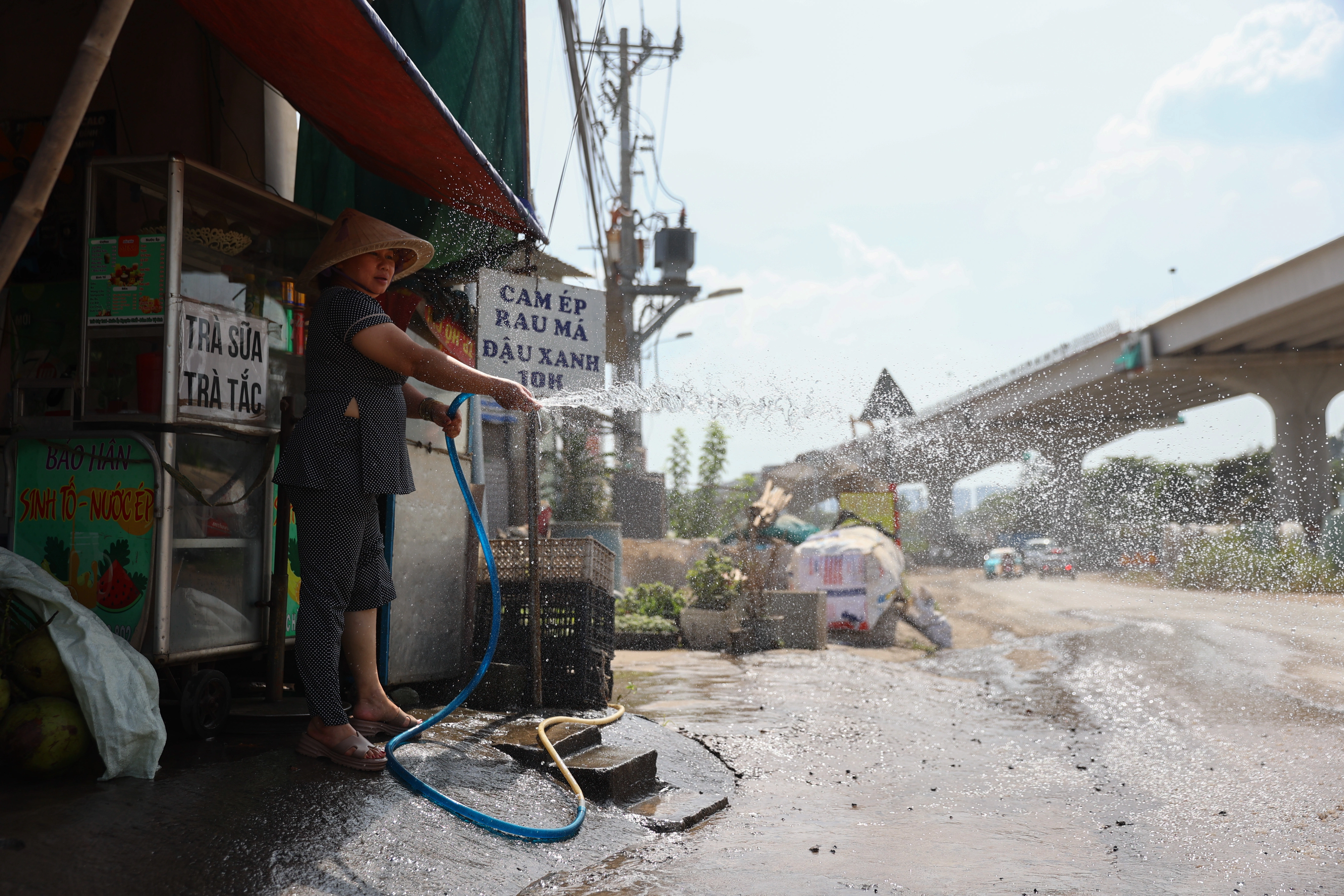 Bụi mịt mù trên đường gần công trường Vành đai 3 TP HCM - 9