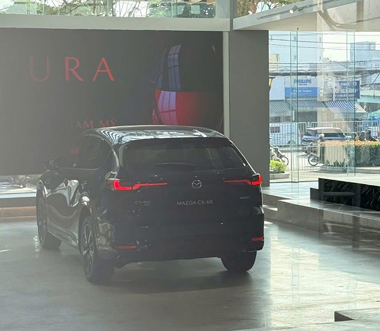 Mazda CX-5 thế hệ mới, CX-60 và CX-90 xuất hiện trong một showroom còn đang hoàn thiện tại Việt Nam