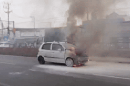 Ô tô 5 chỗ bốc cháy dữ dội trên Quốc lộ 1 sau tiếng nổ lớn
