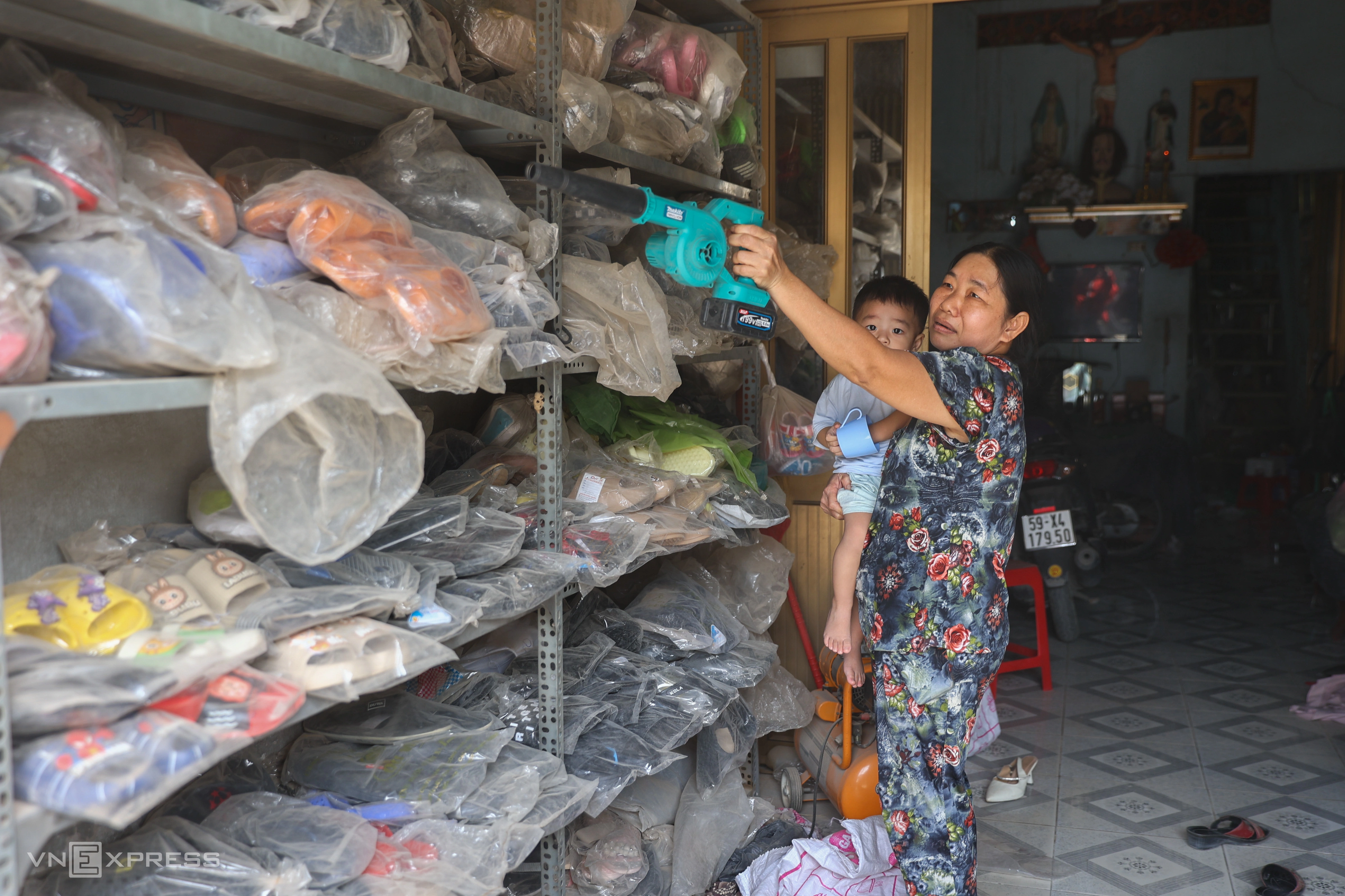 Bụi mịt mù trên đường gần công trường Vành đai 3 TP HCM - 12