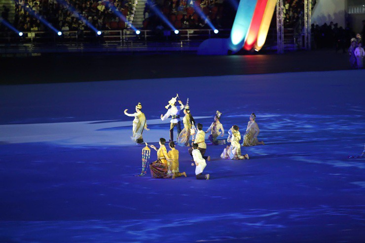 Khai mạc SEA Games 33: Thanh Thúy cầm cờ Việt Nam, nữ hoàng Olympic châm đuốc - 11