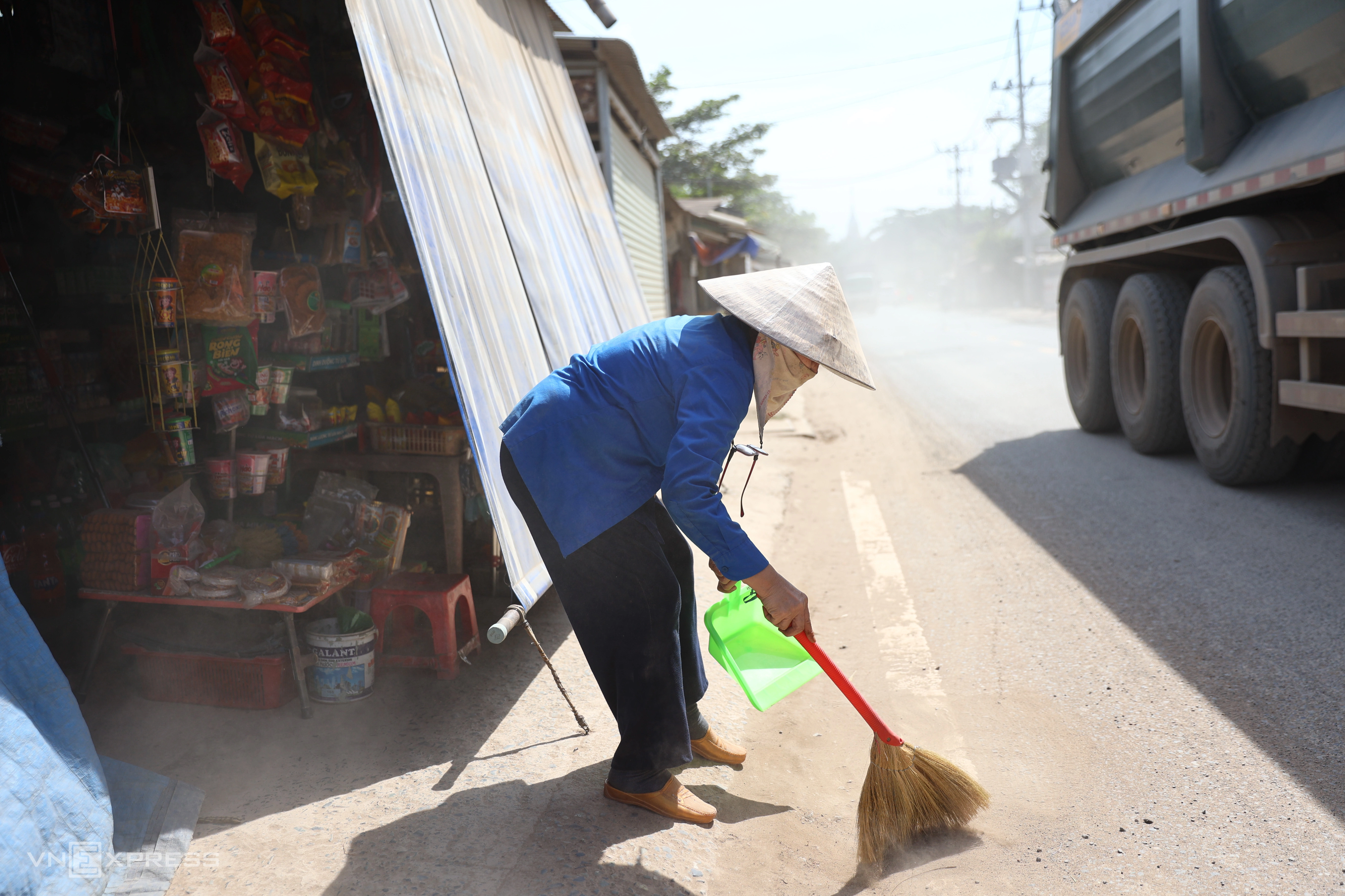 Bụi mịt mù trên đường gần công trường Vành đai 3 TP HCM - 13