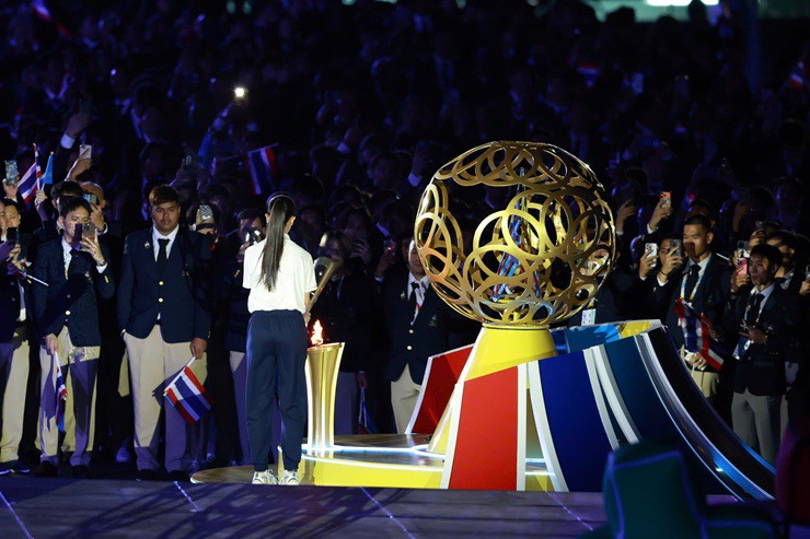 Khai mạc SEA Games 33: Thanh Thúy cầm cờ Việt Nam, nữ hoàng Olympic châm đuốc - 1