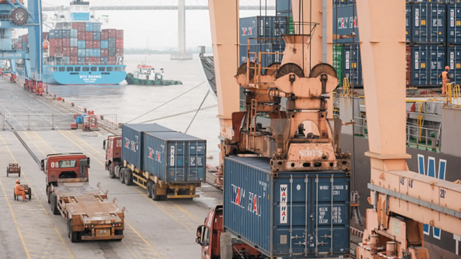 Một container được dỡ xuống từ tàu chở hàng Wanhai 175 tại Cảng Tân Vũ do Tổng công ty Hàng hải Việt Nam khai thác tại Cảng Hải Phòng, Việt Nam.