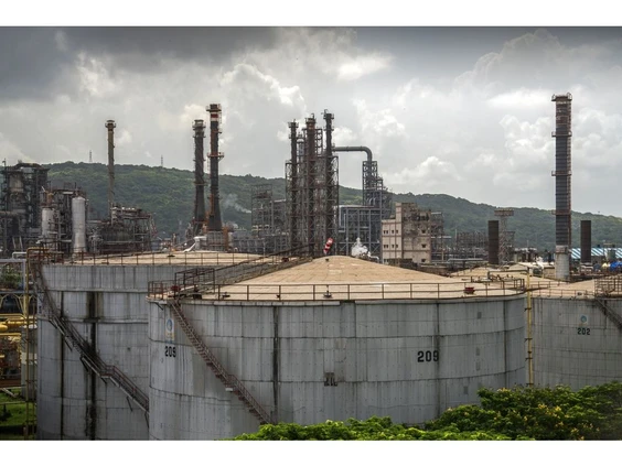 Giá dầu tiếp tục đứng ở mức thấp do thừa cung - 1