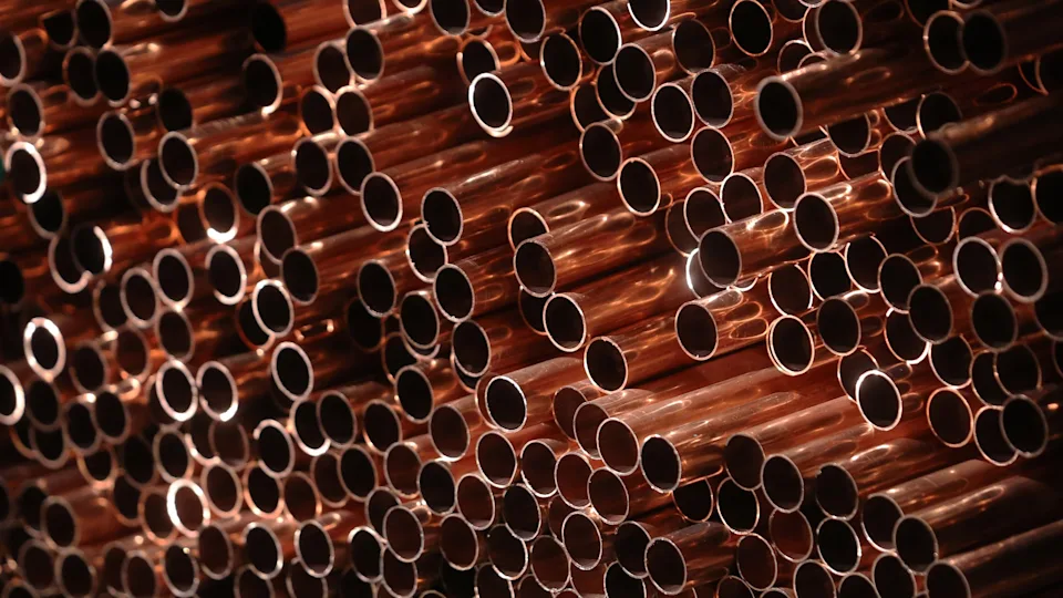 Giá đồng tăng nóng kỷ lục: Điều gì đang thổi bùng cơn sốt kim loại đỏ? - 1