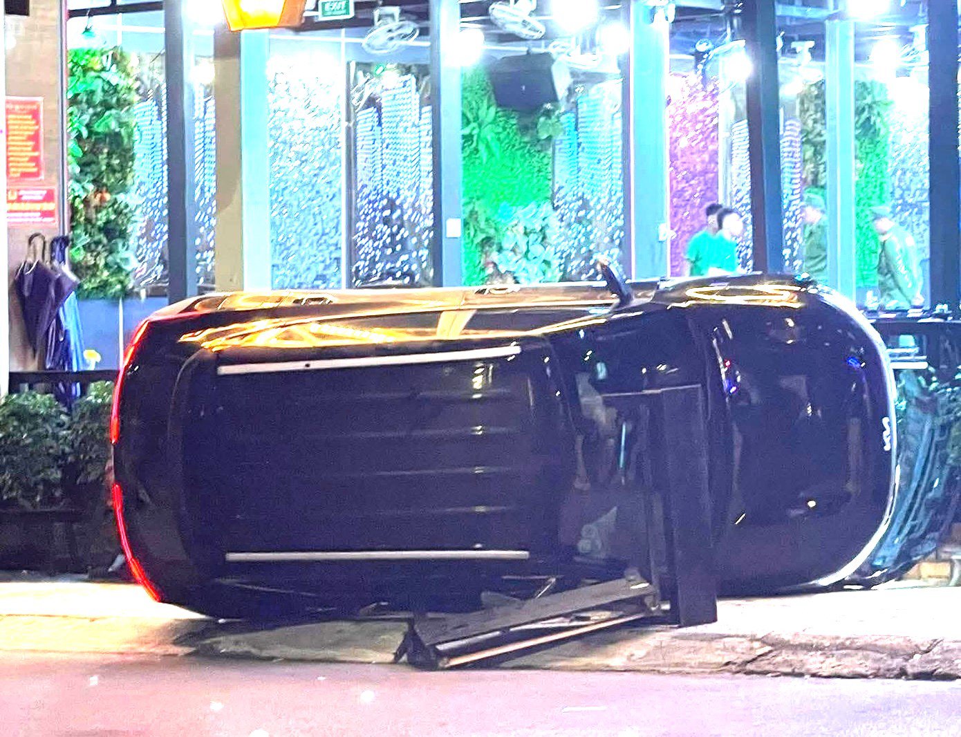 Chiếc xe bị lật nghiêng sau cú tông mạnh.