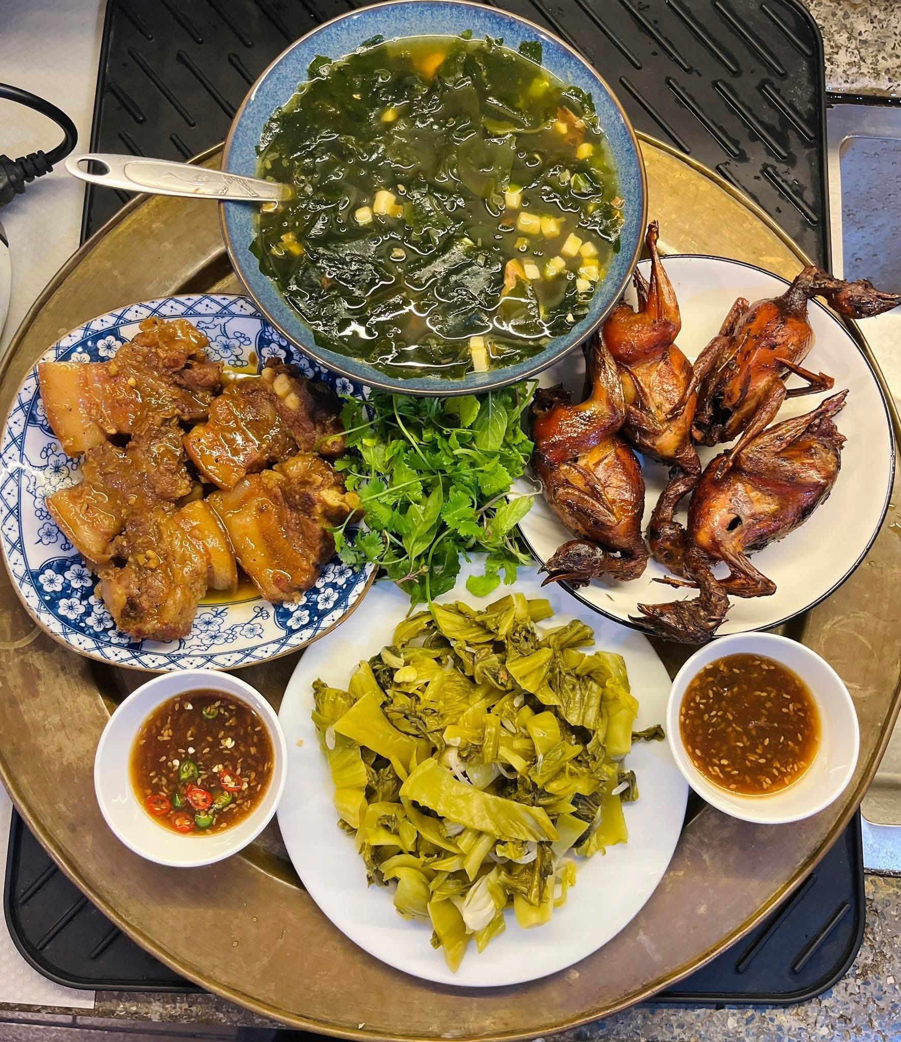 Canh rong biển - Thịt nấu bung - Dưa muối chua - Chim quay