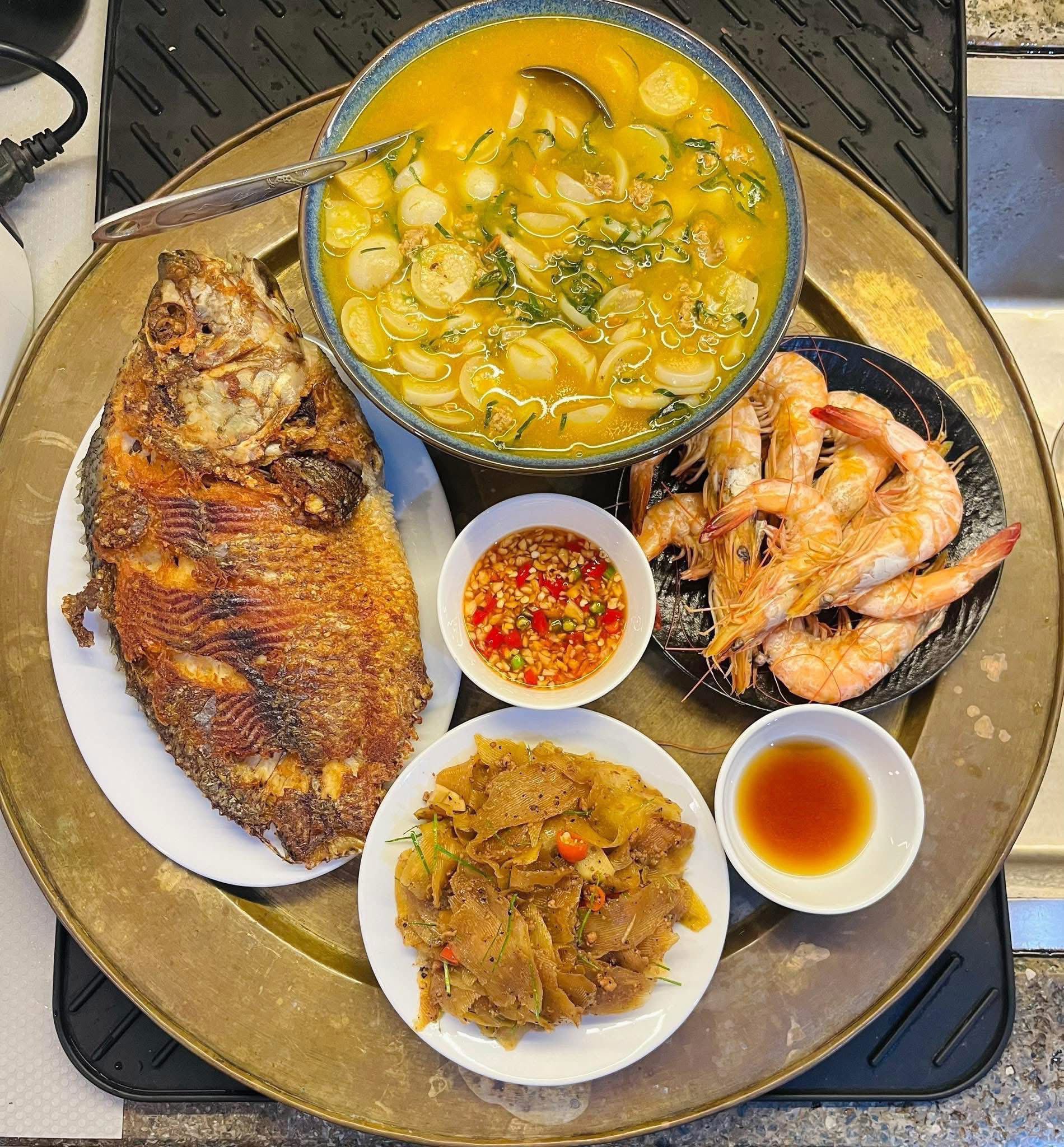 Canh cà - Cá rô phi rán giòn - Tôm hấp - Đu đủ xào - Thịt chưng mắm tép