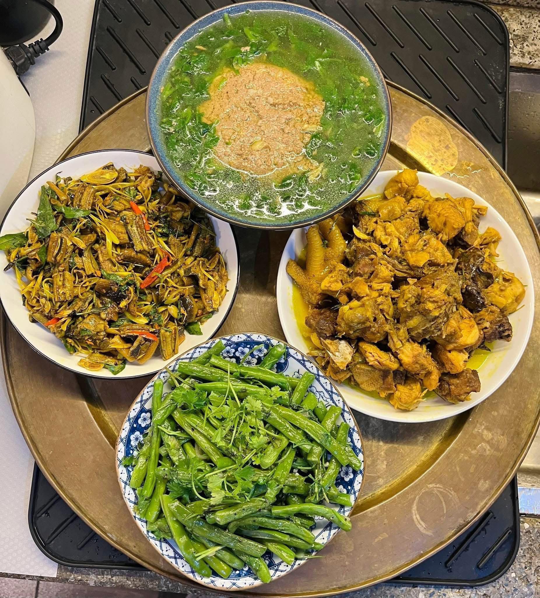 Canh cua rau mồng tơi - Lươn xào sả ớt - Gà kho nghệ - Đậu xào