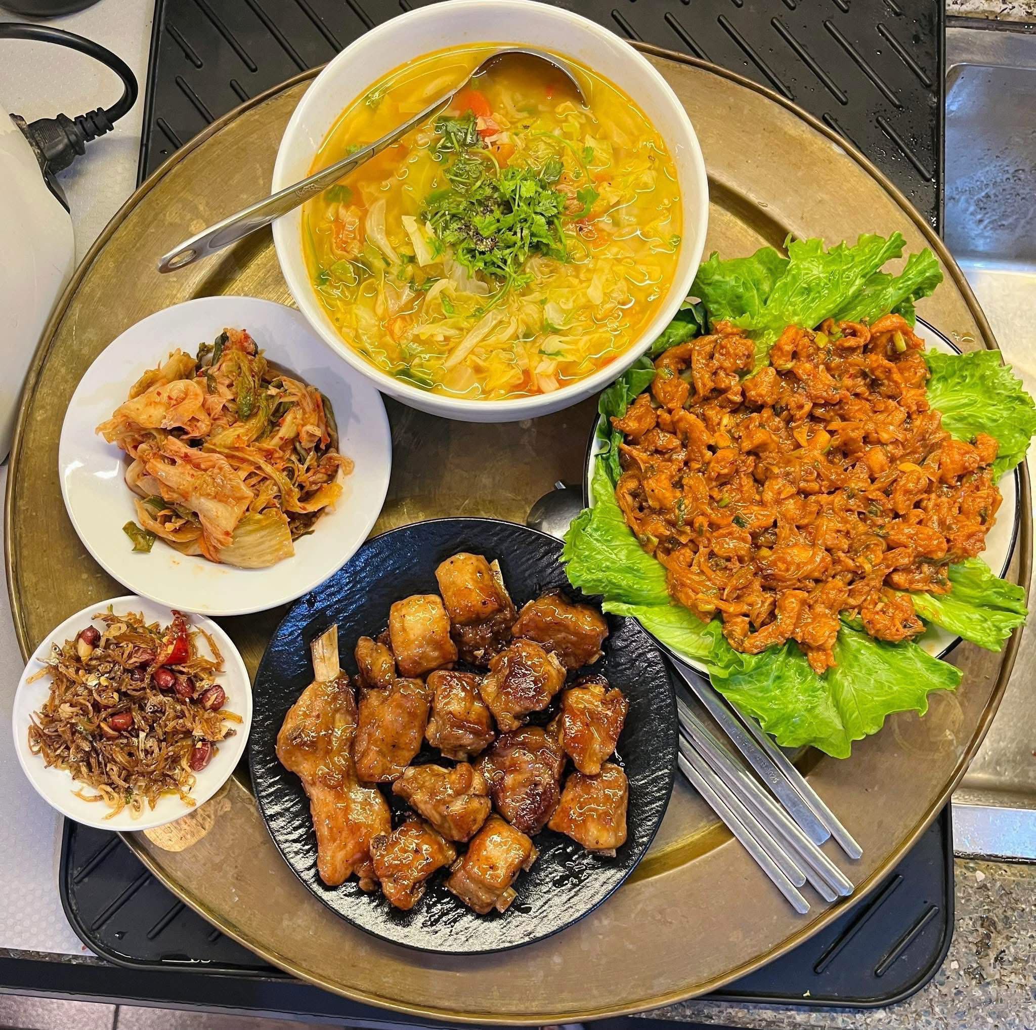 Canh cà chua bắp cải - Sườn xào chua ngọt - Ba chỉ xào cay - Kim chi