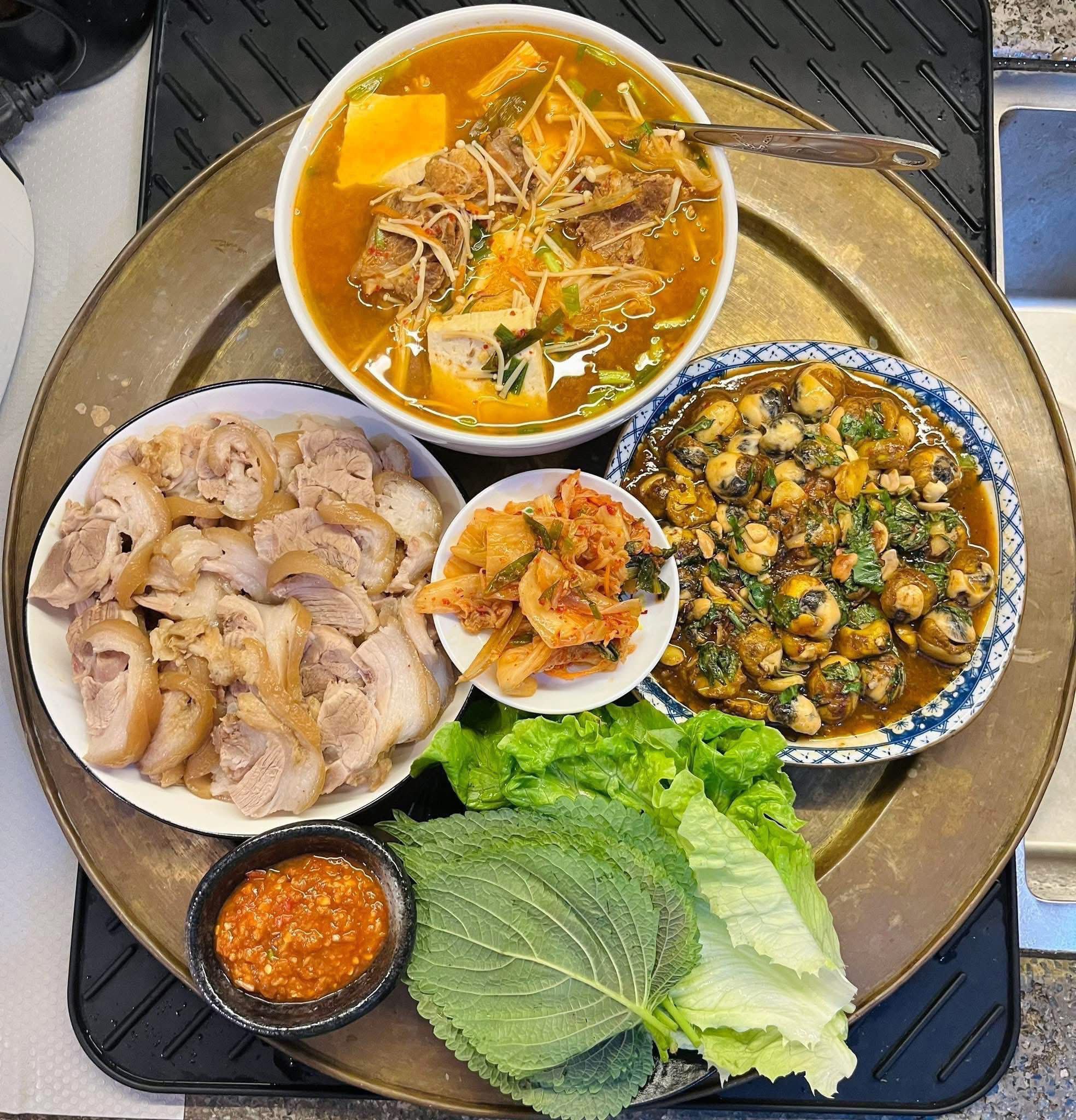 Canh kim chi - Chân giò heo luộc kiểu Hàn Quốc - Trứng cút rim me