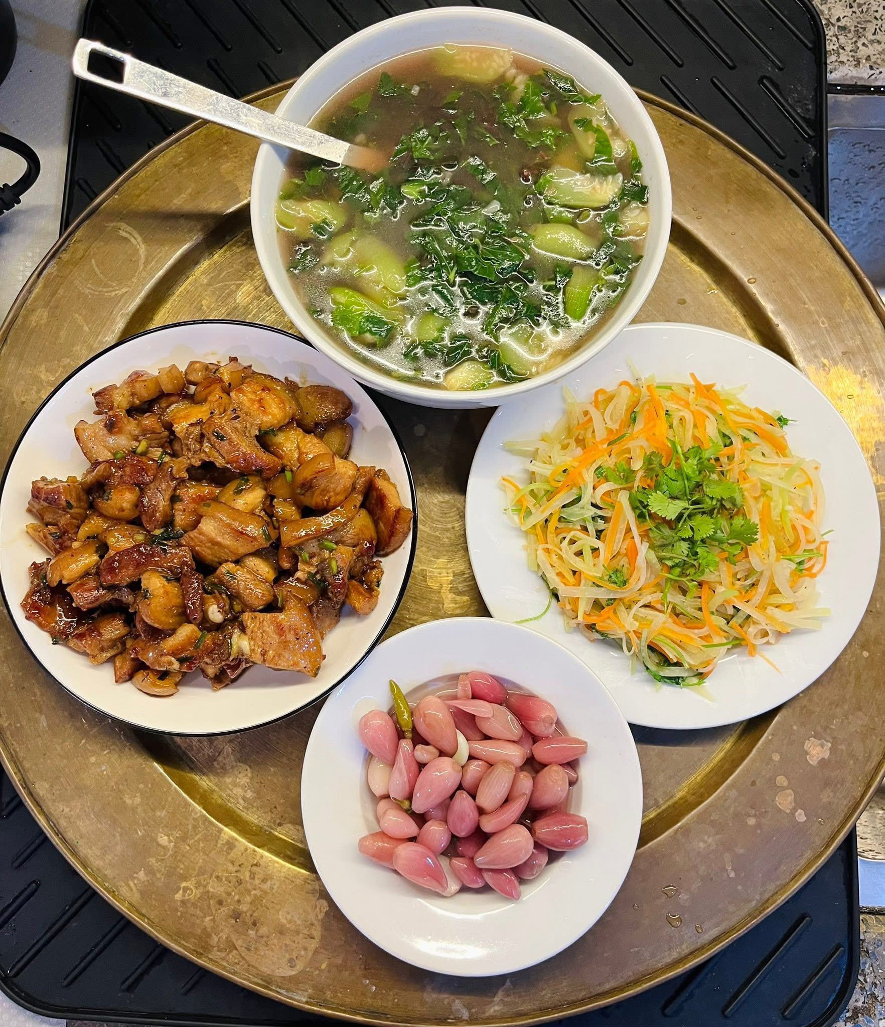 Canh mướp rau vặt - Ba chỉ cháy cạnh - Su hào, cà rốt xào - Hành muối