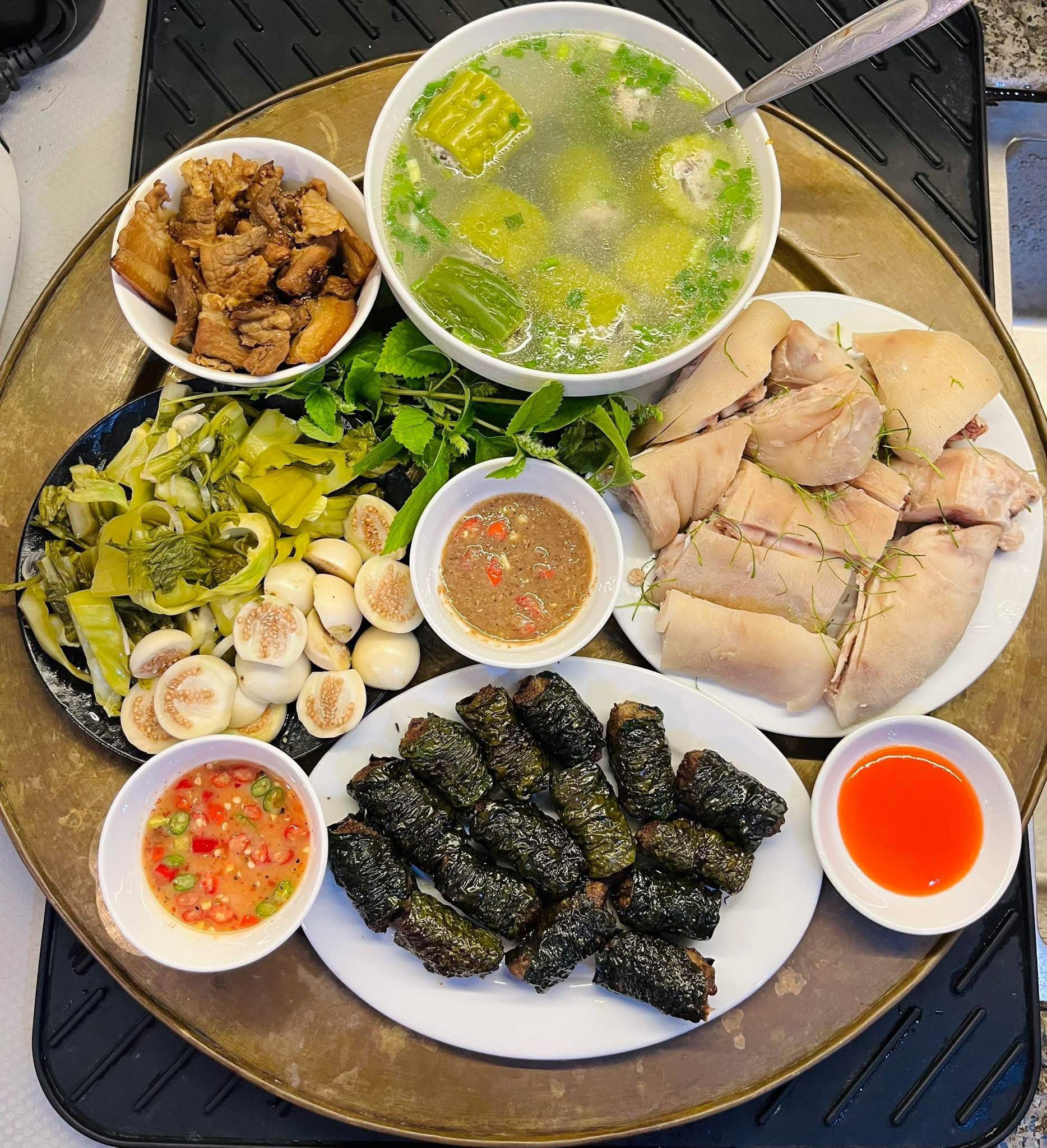 Canh mướp đắng nhồi thịt - Chân giò heo luộc - Chả bò cuốn lá lốt - Dưa muối xổi, cà sống chấm ruốc