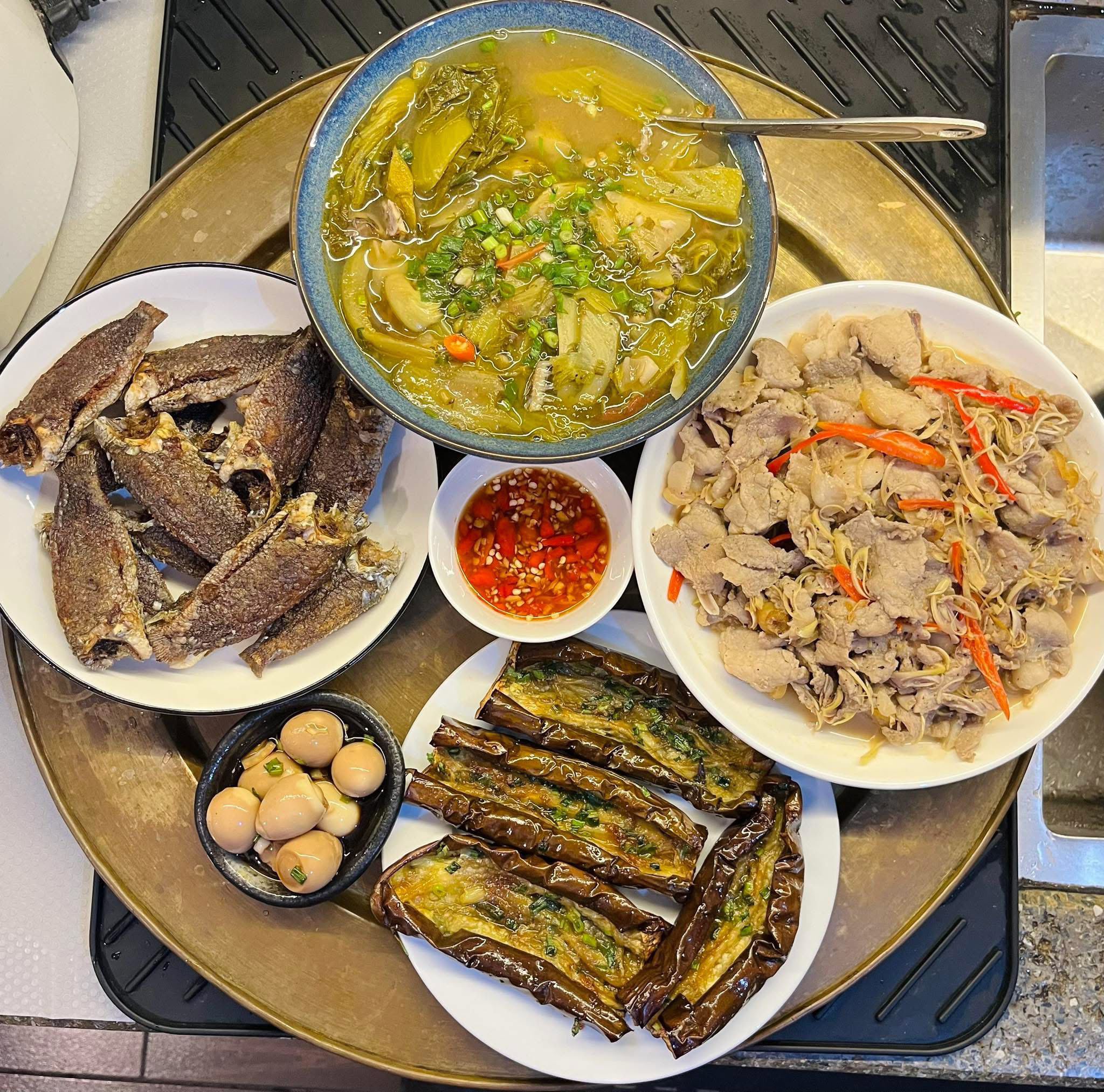 Canh dưa chua - Cá rô đồng rán chấm mắm tỏi - Cà tím nướng - Thịt nai xào sả ớt