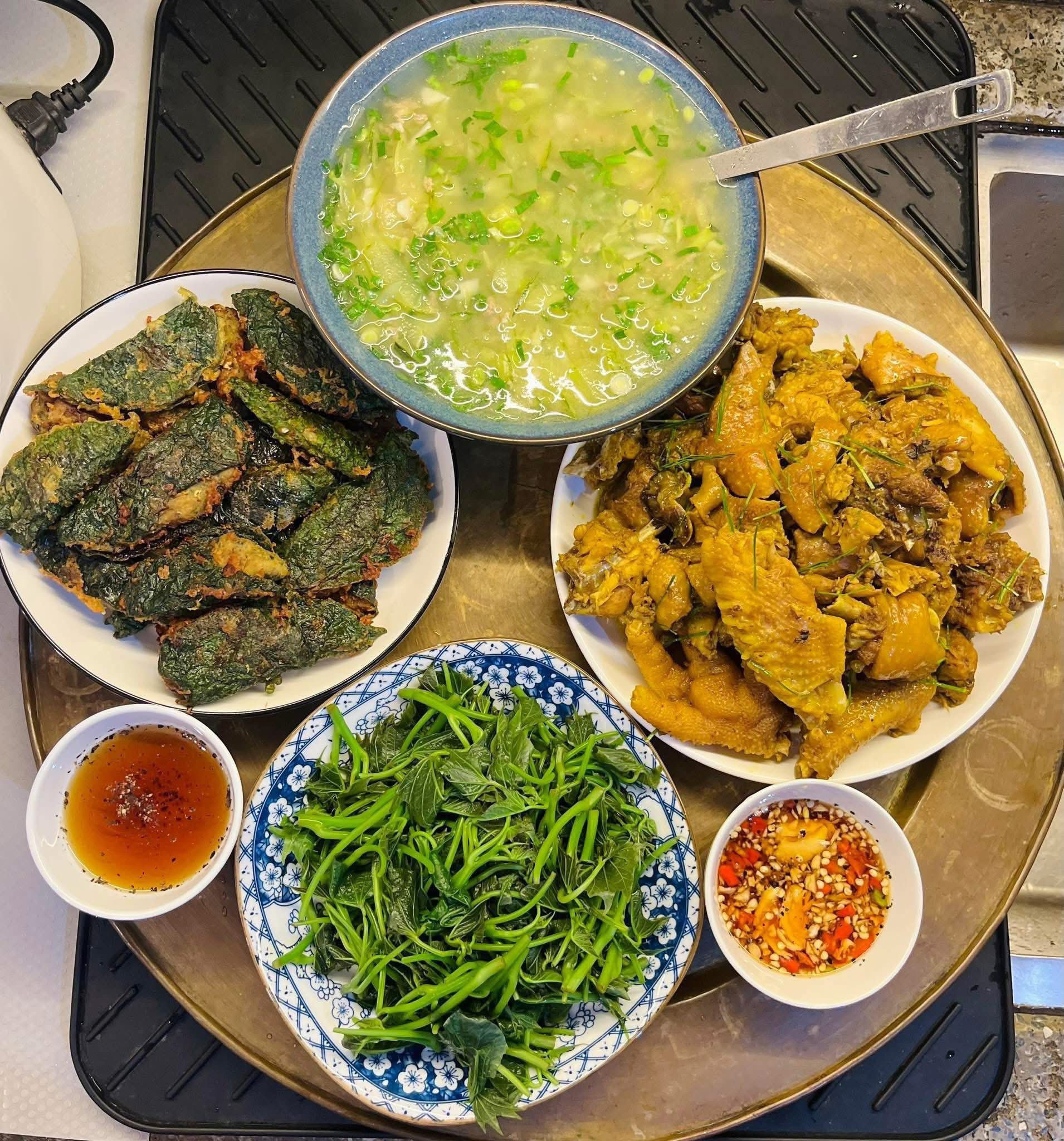 Chả cá lá lốt tẩm bột chiên giòn - Gà kho nghệ, hành tăm - Rau khoai luộc chấm mắm gừng - Canh bí non