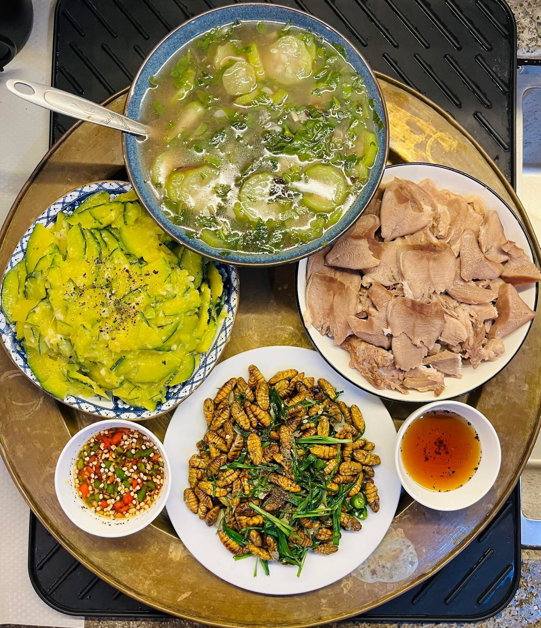 Canh mướp rau vặt - Lưỡi heo luộc - Bầu non xào tỏi - Nhộng xào hẹ