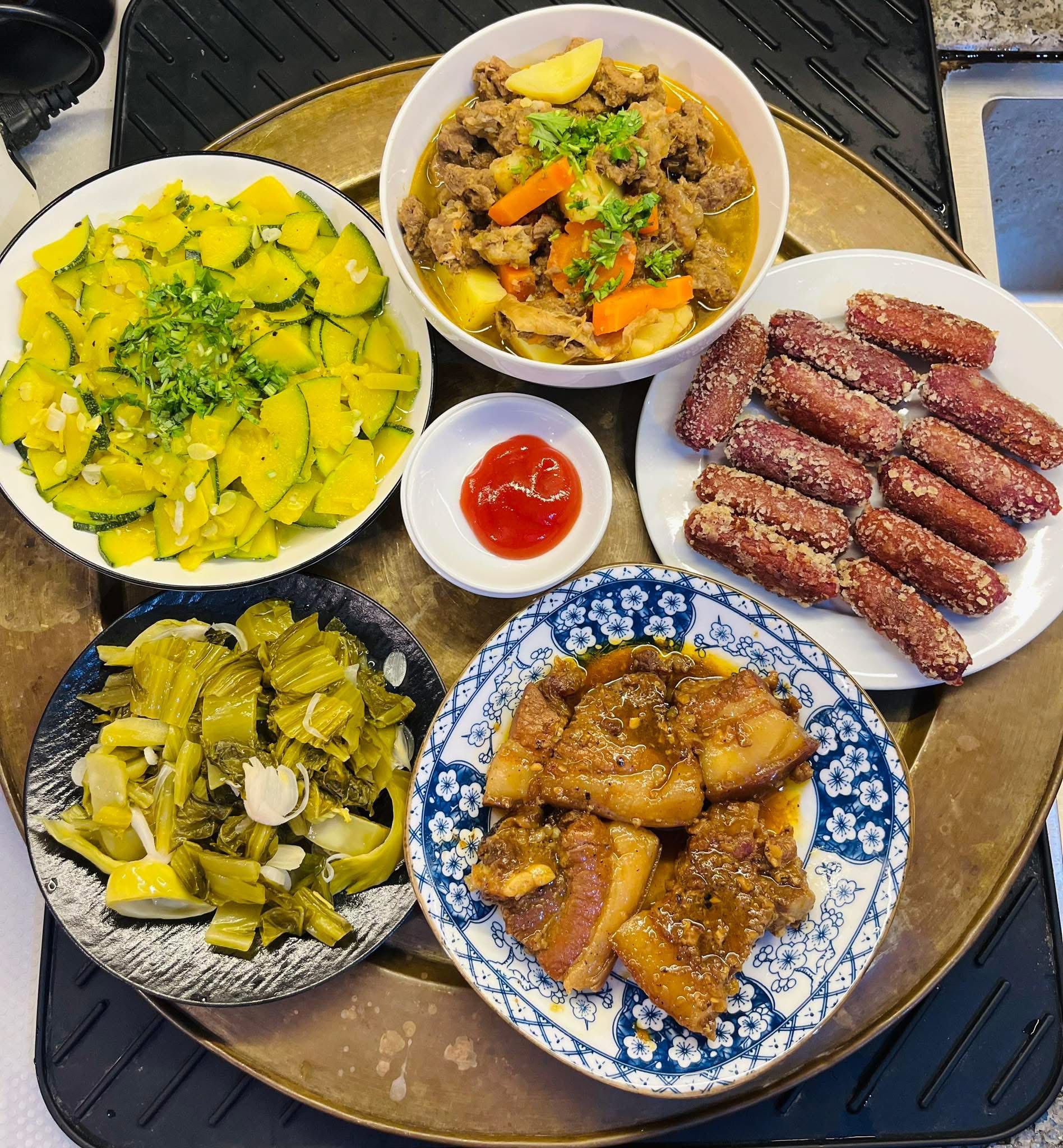 Bò hầm củ quả - Thịt bung - Khoai môn Lệ Phố chiên - Dưa muối chua - Bầu non xào tỏi