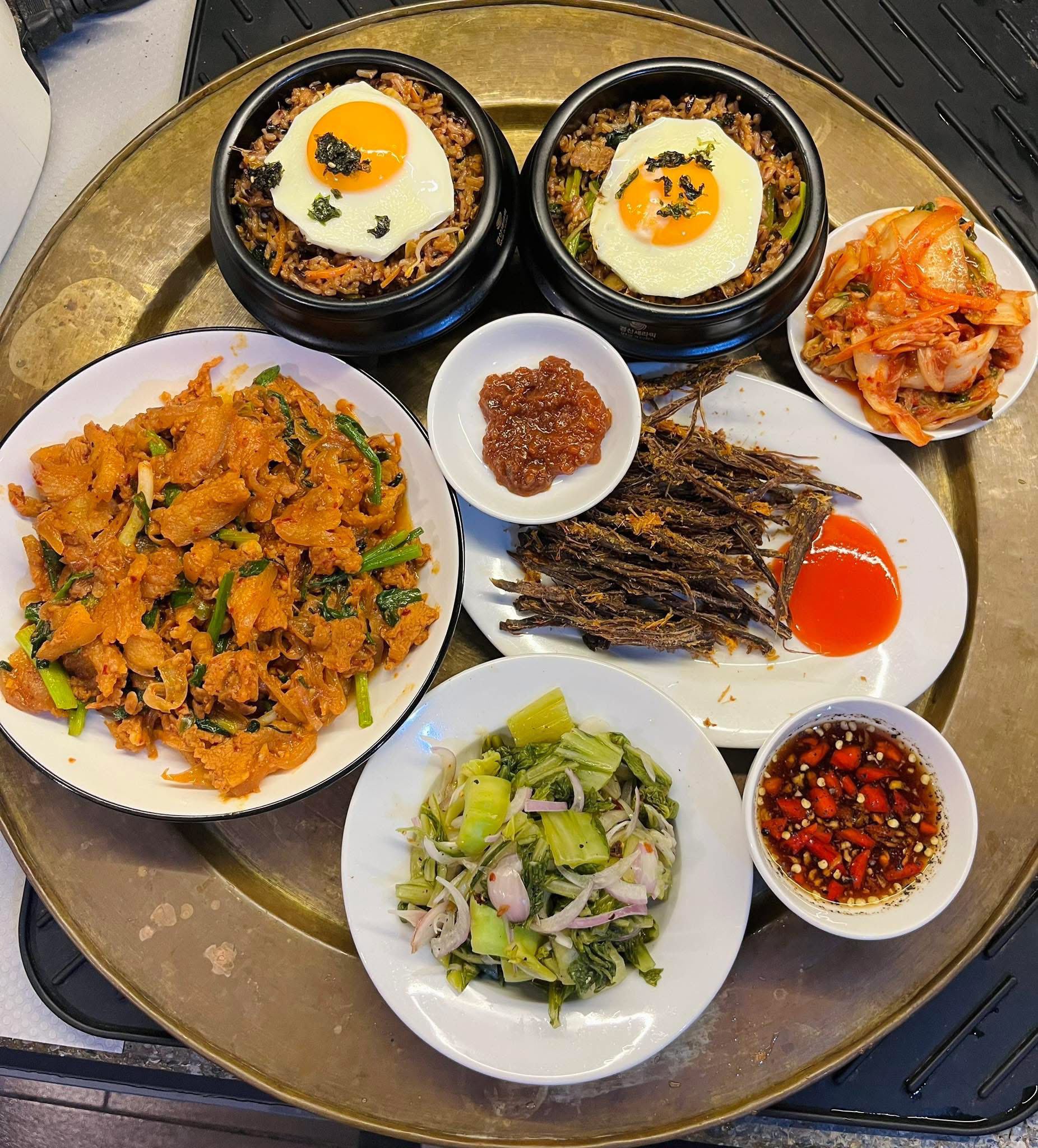 Cơm trộn - Ba chỉ xào cay - Bò khô - Dưa chua, kim chi muối xổi