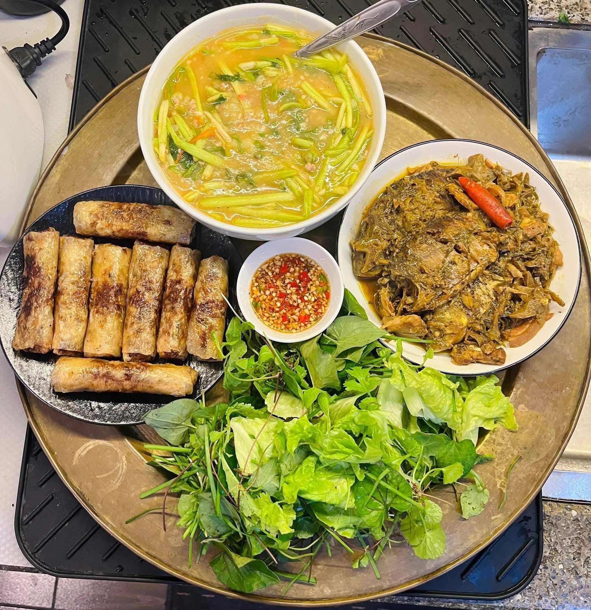 Canh khoai tây rau cần - Nem rán - Cá diếc kho tương - Rau sống