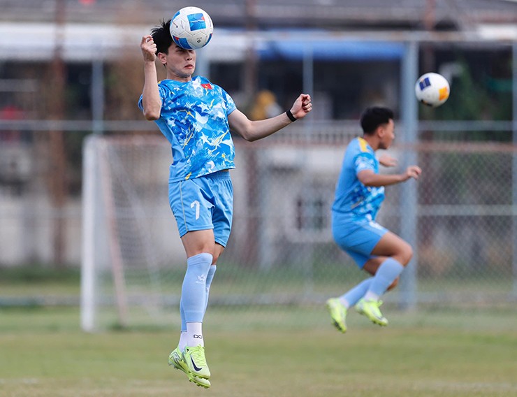 HLV Kim Sang Sik sử dụng giáo án mới phòng ngự bóng bổng