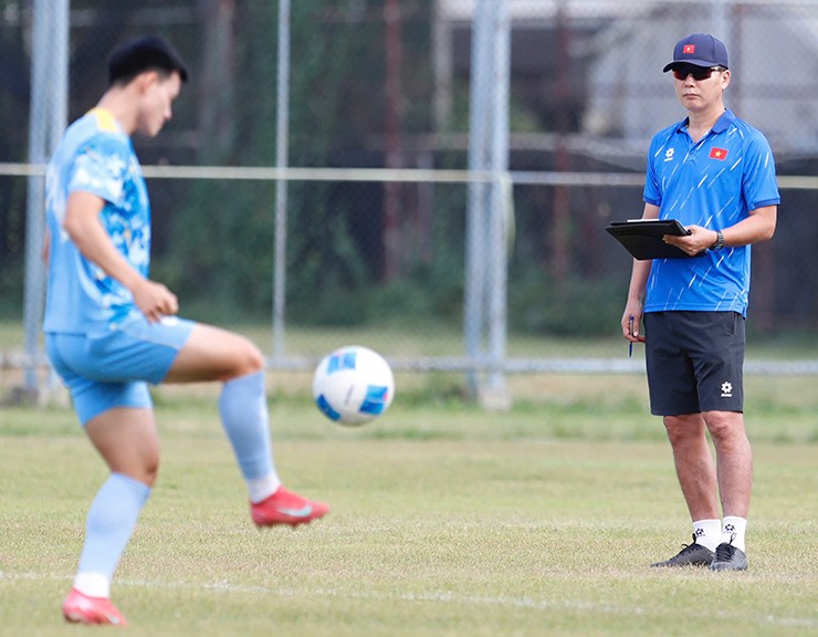 HLV Kim Sang Sik thử nghiệm thay đổi vị trị để tối ưu sức chiến đấu trong vòng cấm
