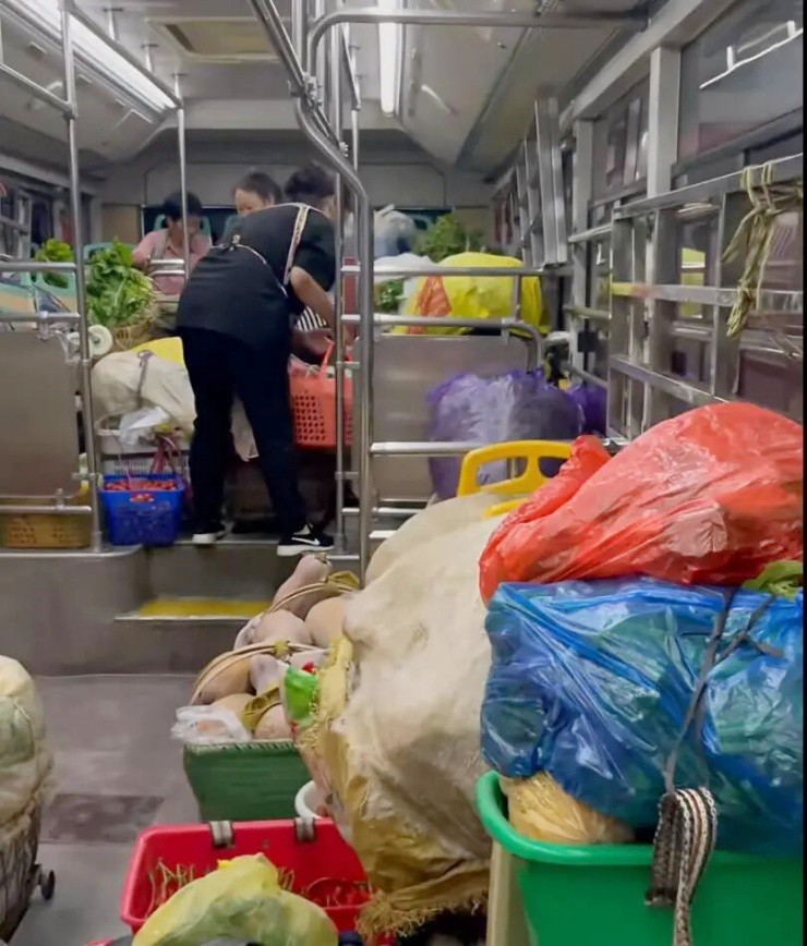 Xe buýt bán rau dành riêng cho nông dân, vé chỉ vài nghìn đồng/người - 1