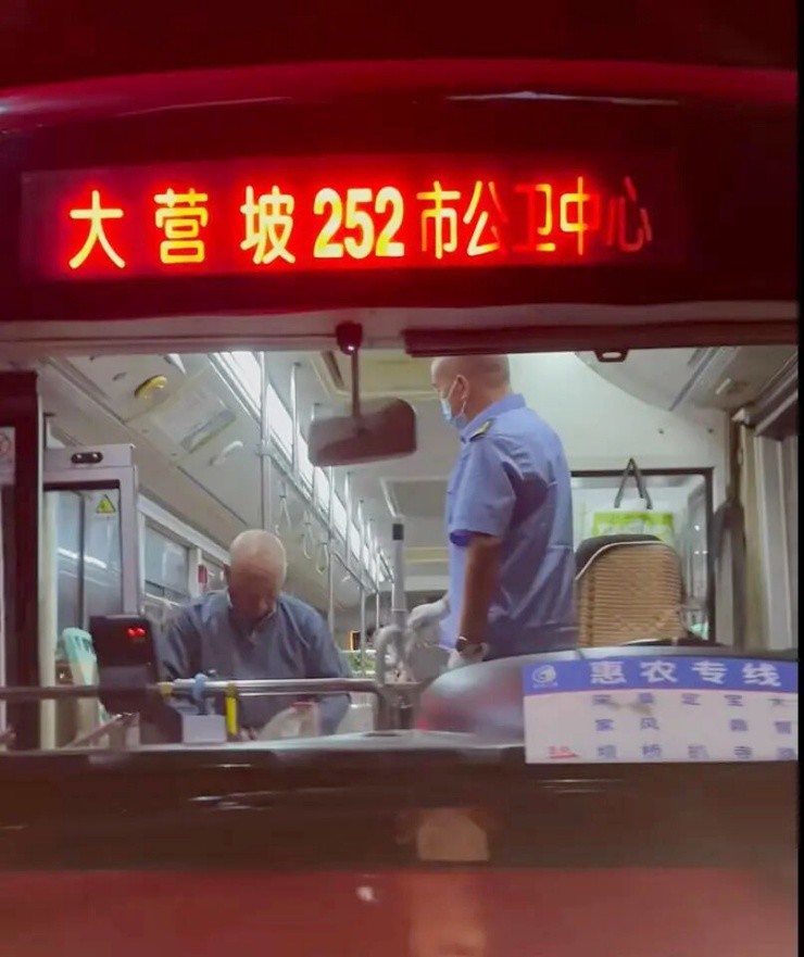 Xe buýt bán rau dành riêng cho nông dân, vé chỉ vài nghìn đồng/người - 2