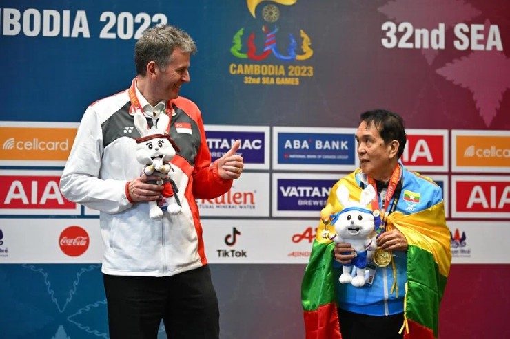 Pauk Sa (bên phải) “khắc tinh” của huyền thoại Peter Gilchrist (bên trái)