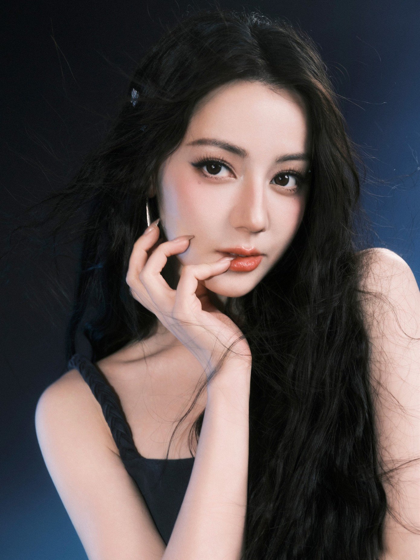 Địch Lệ Nhiệt Ba giờ chỉ duy trì độ hot tên tuổi nhờ những màn đi thảm đỏ.