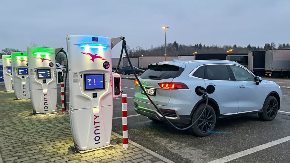 Nghiên cứu mới nhất từ ADAC (Đức) chứng minh mức bức xạ trên xe điện thấp hơn ngưỡng an toàn quốc tế.