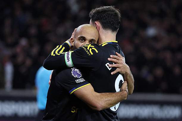 Mbeumo và Fernandes ăn mừng bàn vượt lên dẫn 2-1 của MU