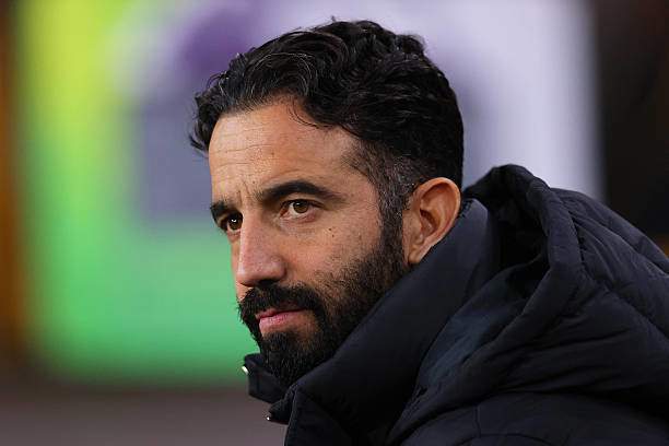 Amorim về mặt sơ đồ vẫn kiên định với cấu trúc 3-4-2-1, dù cấu trúc này không thực sự có vị trí "số 10" mà Fernandes thi đấu