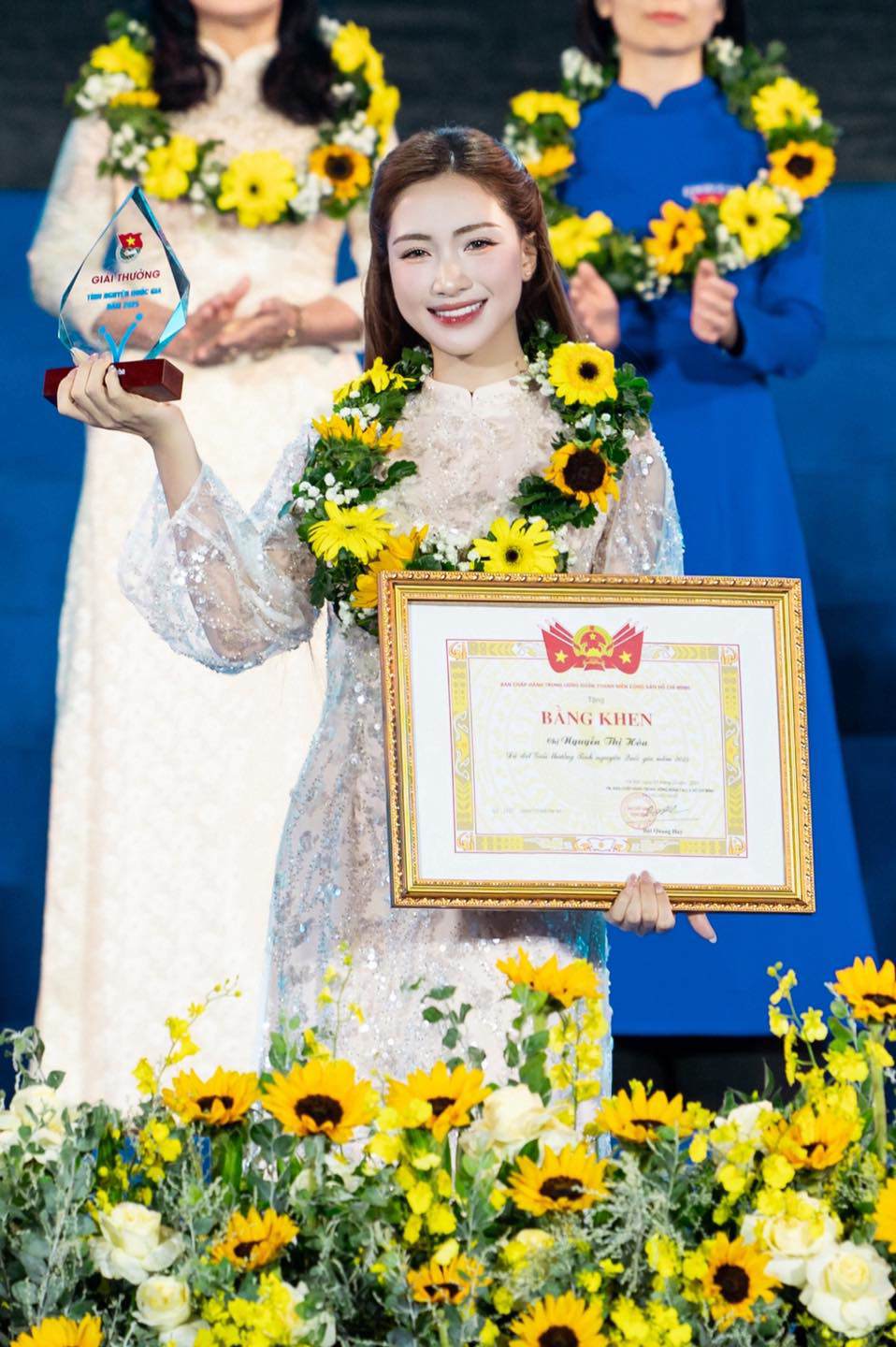 Hòa Minzy vừa nhận Giải thưởng tình nguyện Quốc gia năm 2025. Đây là giải thưởng nhằm tôn vinh các cá nhân và tập thể có đóng góp xuất sắc trong hoạt động cộng đồng (Ảnh: FBNV).