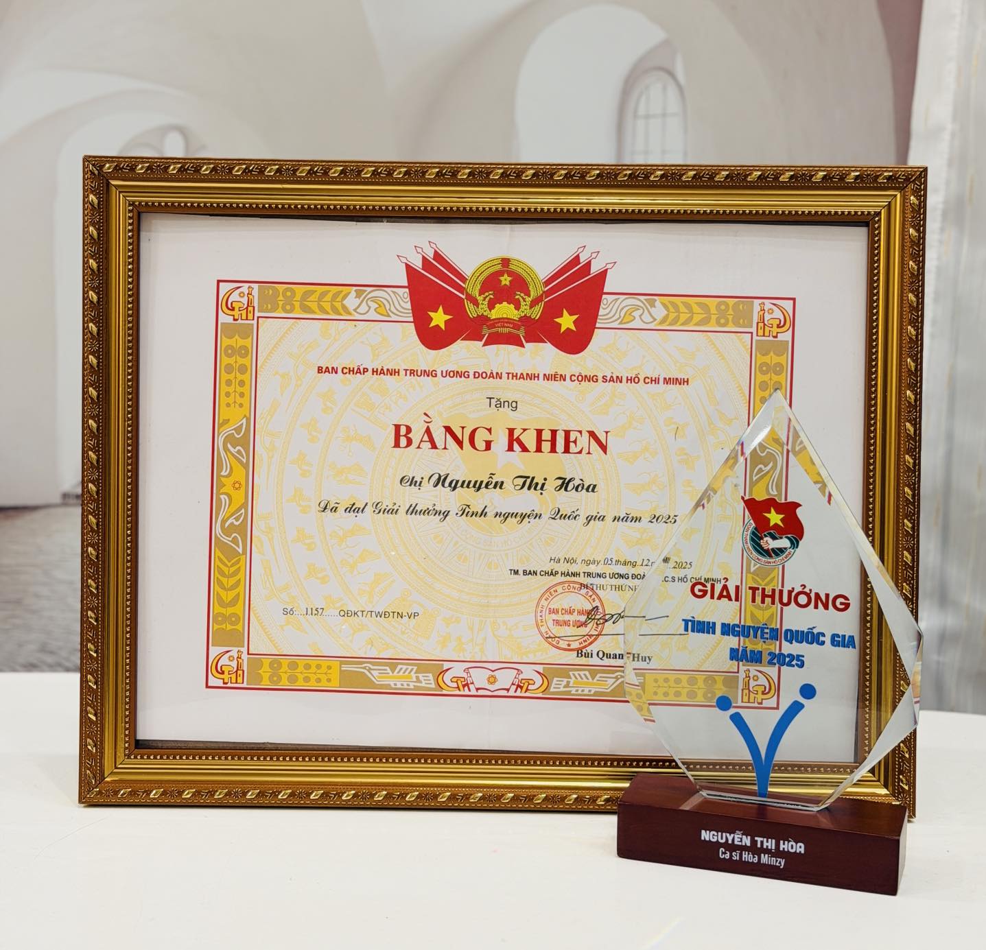 Hòa Minzy vừa nhận Giải thưởng tình nguyện Quốc gia năm 2025. Đây là giải thưởng nhằm tôn vinh các cá nhân và tập thể có đóng góp xuất sắc trong hoạt động cộng đồng (Ảnh: FBNV).