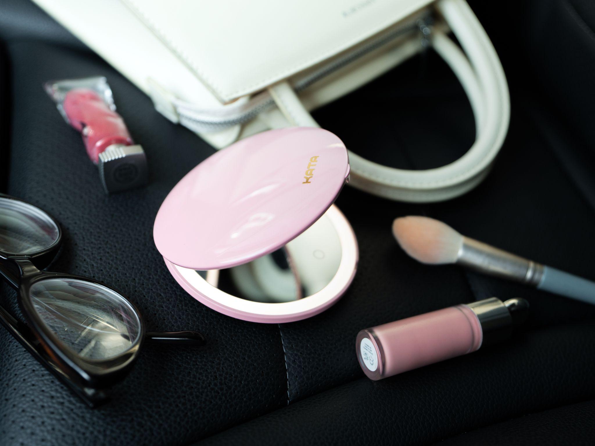 Gương trang điểm led là món quà tặng ý nghĩa dành cho phái đẹp