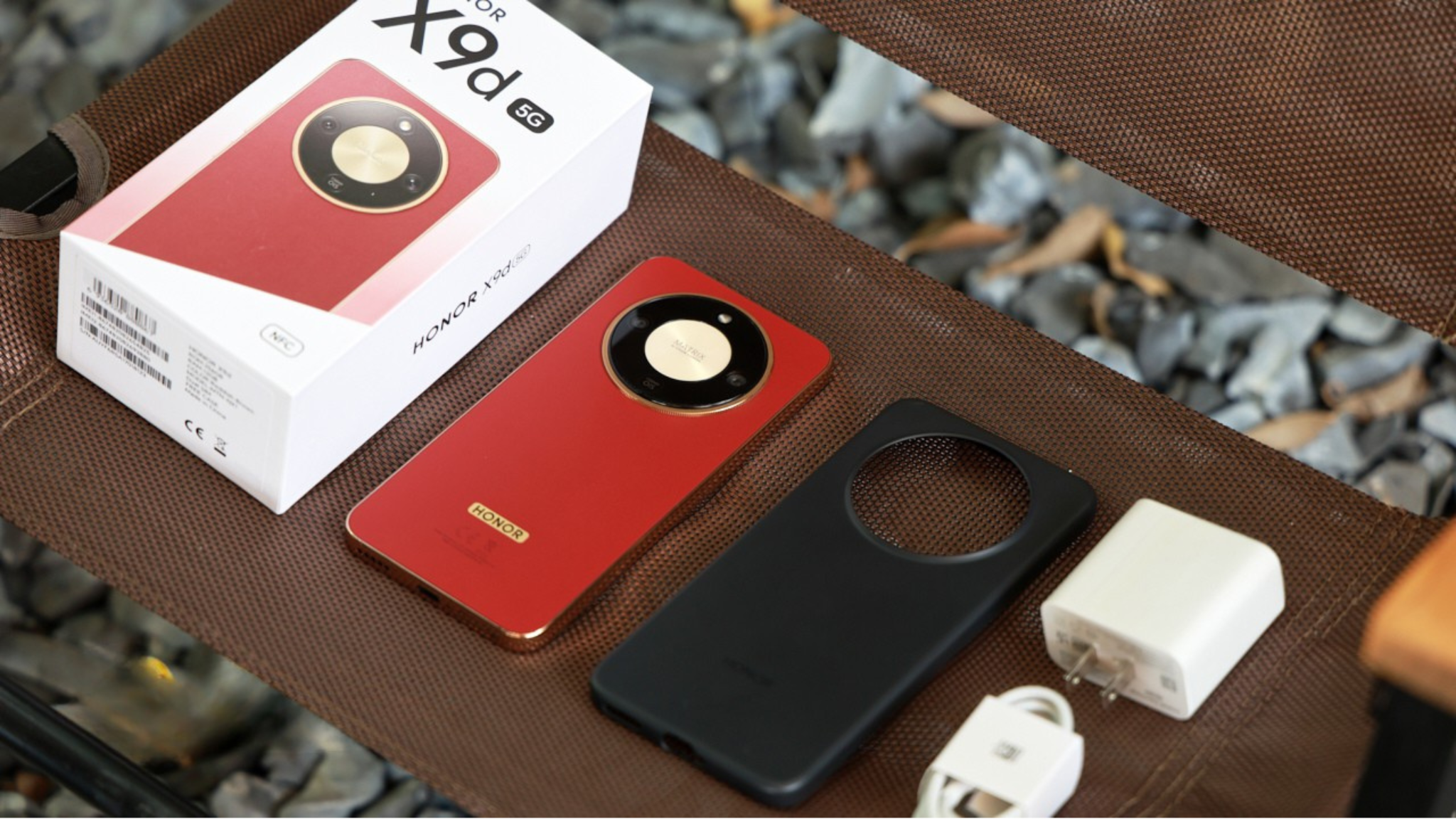 HONOR X9d sở hữu thiết kế khung viền vát phẳng tinh tế, kết hợp mặt lưng da hạn chế vết bẩn và mồ hôi, tạo cảm giác sang trọng, thoải mái khi sử dụng